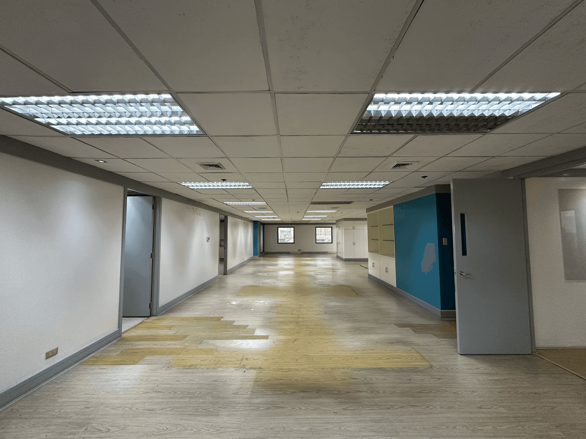 FS: Spacious Office Unit at Tektite Towers West, Pasig.